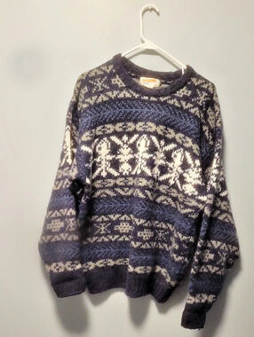 CATAMOUNT Tundra Geometric Knit Crewneck Sweater in Blue & White